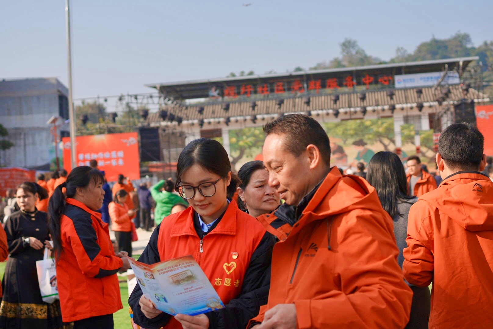 圖為大新農(nóng)商銀行金融專員在講解金融知識(shí) 大新農(nóng)商銀行/供圖