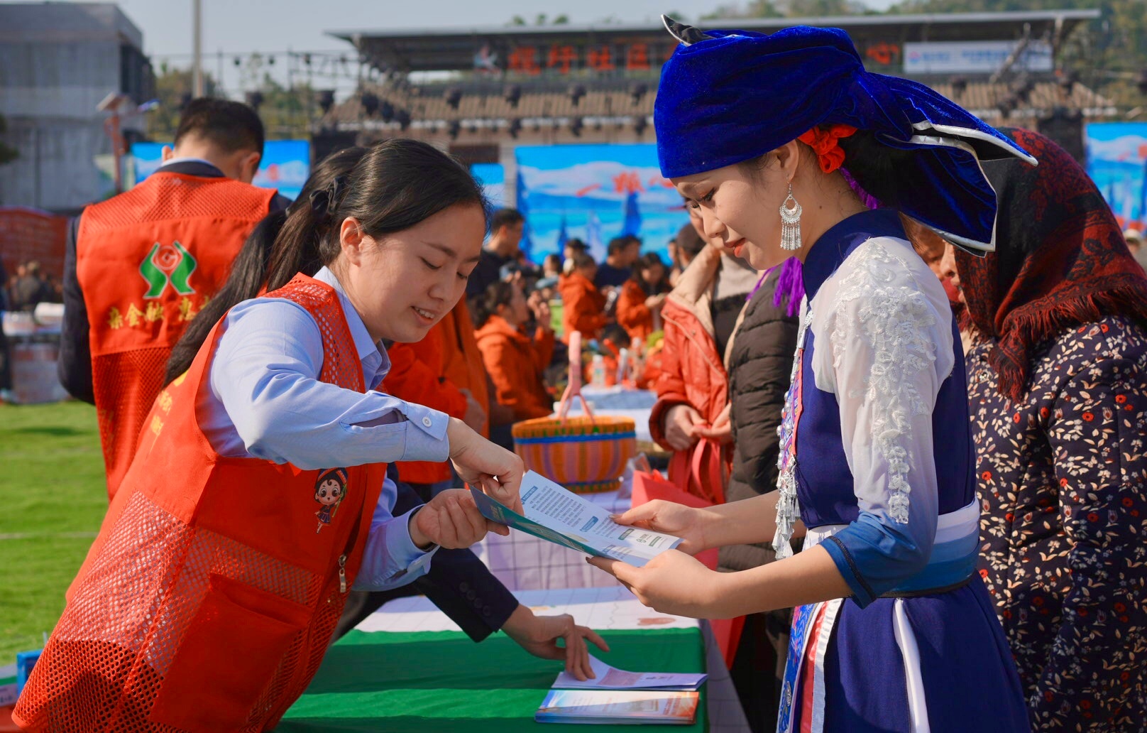 圖為大新農(nóng)商銀行金融專員在介紹“青梅貸”等特色惠農(nóng)信貸產(chǎn)品 大新農(nóng)商銀行/供圖