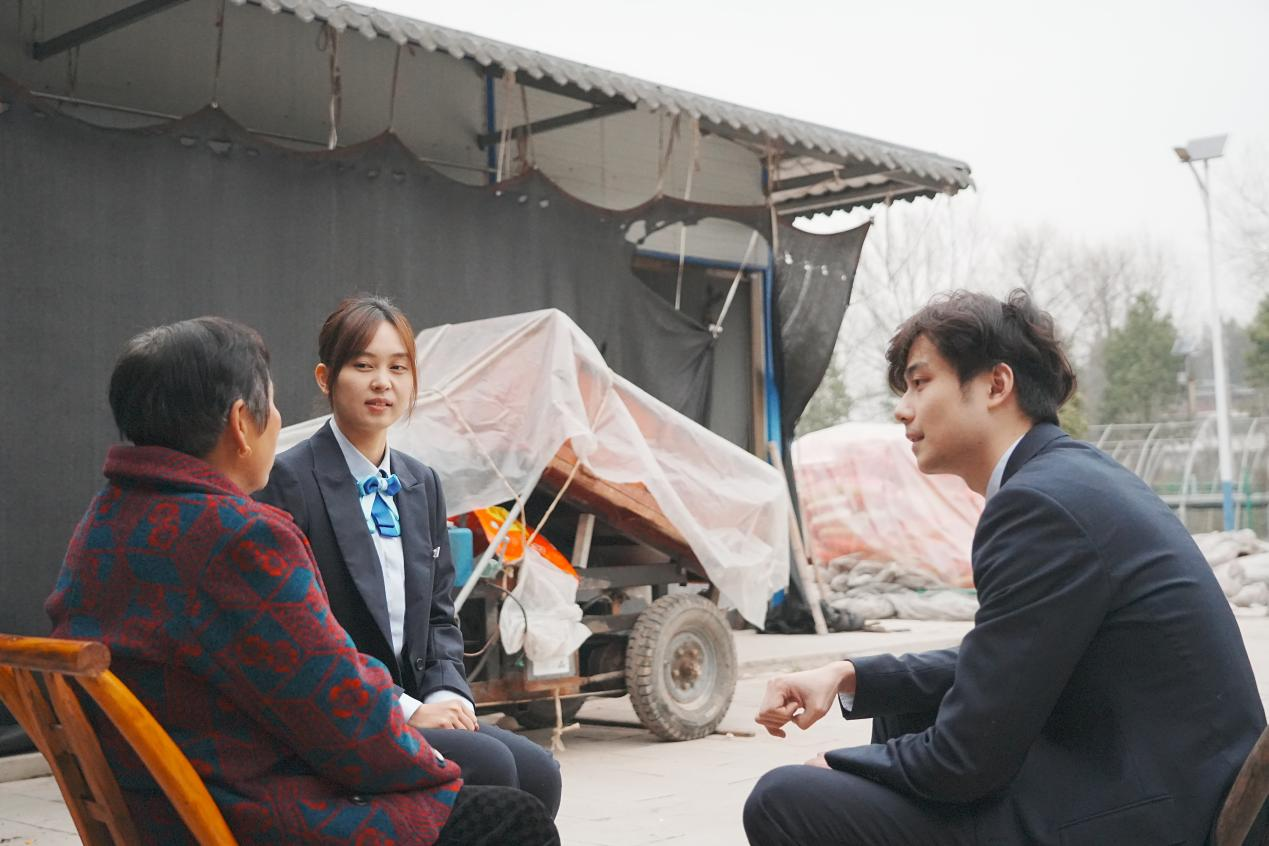 工作人員向農(nóng)戶(hù)介紹信貸產(chǎn)品 通城農(nóng)商銀行/供圖 配圖1